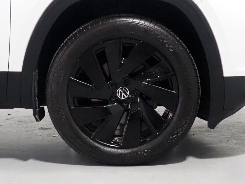 2025 Volkswagen Atlas Cross Sport 2.0T SE w/Technology *PANORAMA MOONROOF, ADAPTIVE CRUISE, SAFETY ALERTS, BACKUP-CAMERA, COLOR TOUCHSCREEN, CLIMATE SEATS, HEATED STEERING, POWER LIFTGATE, REMOTE START, WIRELESS CHARGING, ANDROID & APPLE Round Rock TX