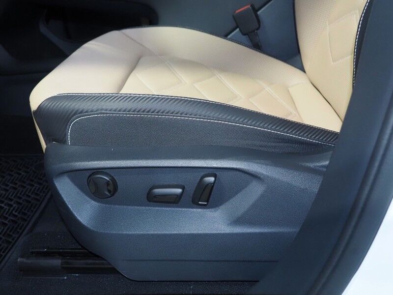 2025 Volkswagen Atlas Cross Sport 2.0T SE w/Technology *PANORAMA MOONROOF, ADAPTIVE CRUISE, SAFETY ALERTS, BACKUP-CAMERA, COLOR TOUCHSCREEN, CLIMATE SEATS, HEATED STEERING, POWER LIFTGATE, REMOTE START, WIRELESS CHARGING, ANDROID & APPLE Round Rock TX