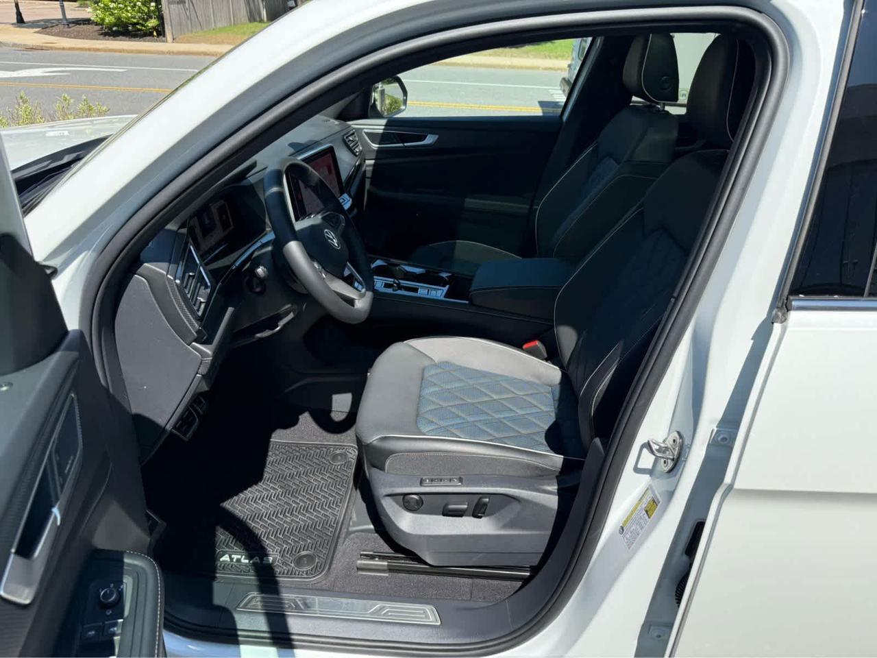 2025 Volkswagen Atlas Cross Sport 2.0T SEL Premium R-Line Wellesley MA