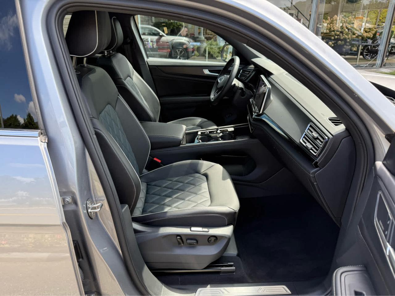 2025 Volkswagen Atlas Cross Sport 2.0T SEL Premium R-Line Wellesley MA