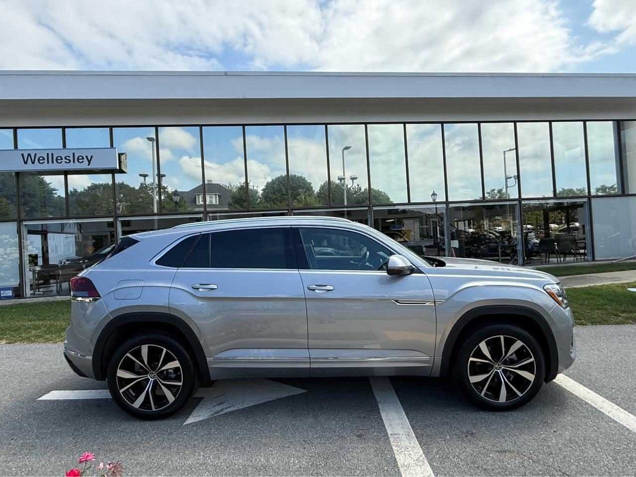 2025 Volkswagen Atlas Cross Sport 2.0T SEL Premium R-Line Wellesley MA
