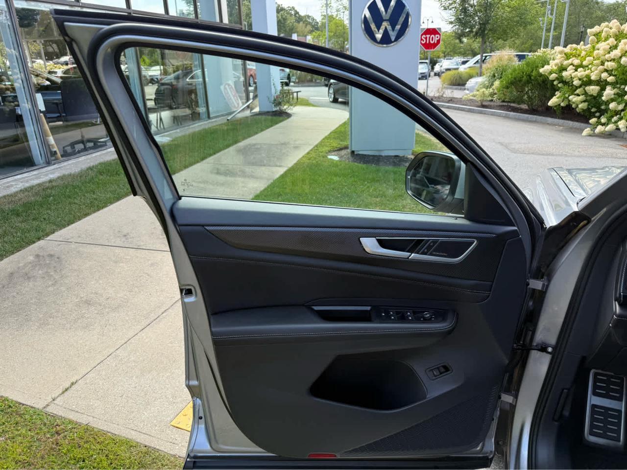 2025 Volkswagen Atlas Cross Sport 2.0T SEL Premium R-Line Wellesley MA