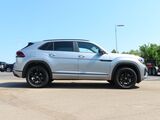 2025 Volkswagen Atlas Cross Sport 2.0T SEL R-Line Oshkosh WI