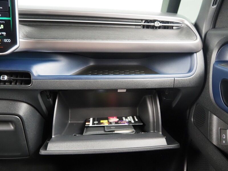 2025 Volkswagen ID. Buzz Pro S *NAVIGATION, ADAPTIVE CRUISE, SAFETY ALERTS, BACKUP-CAMERA, COLOR TOUCHSCREEN, CLIMATE/MASSAGE SEATS, HEATED STEERING, POWER LIFTGATE, WIRELESS CHARGING, ANDROID & APPLE Round Rock TX