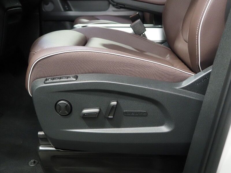 2025 Volkswagen ID. Buzz Pro S *NAVIGATION, ADAPTIVE CRUISE, SAFETY ALERTS, BACKUP-CAMERA, COLOR TOUCHSCREEN, CLIMATE/MASSAGE SEATS, HEATED STEERING, POWER LIFTGATE, WIRELESS CHARGING, ANDROID & APPLE Round Rock TX