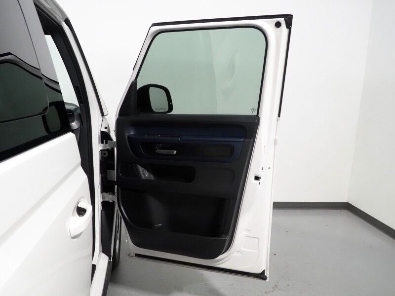 2025 Volkswagen ID. Buzz Pro S *NAVIGATION, ADAPTIVE CRUISE, SAFETY ALERTS, BACKUP-CAMERA, COLOR TOUCHSCREEN, CLIMATE/MASSAGE SEATS, HEATED STEERING, POWER LIFTGATE, WIRELESS CHARGING, ANDROID & APPLE Round Rock TX