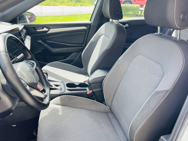 2025 Volkswagen Jetta Sport - Photo 9