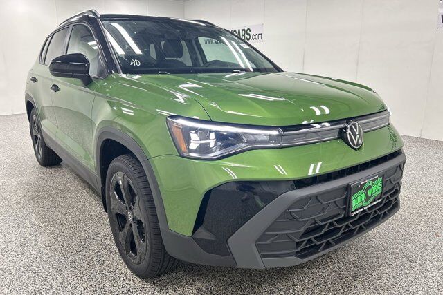2025 Volkswagen Taos SE Black Oshkosh WI