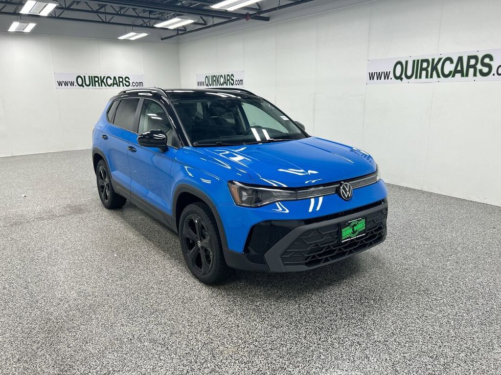 2025 Volkswagen Taos SE Black Oshkosh WI
