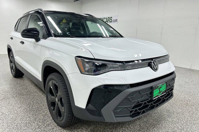 2025 Volkswagen Taos SE Black Oshkosh WI