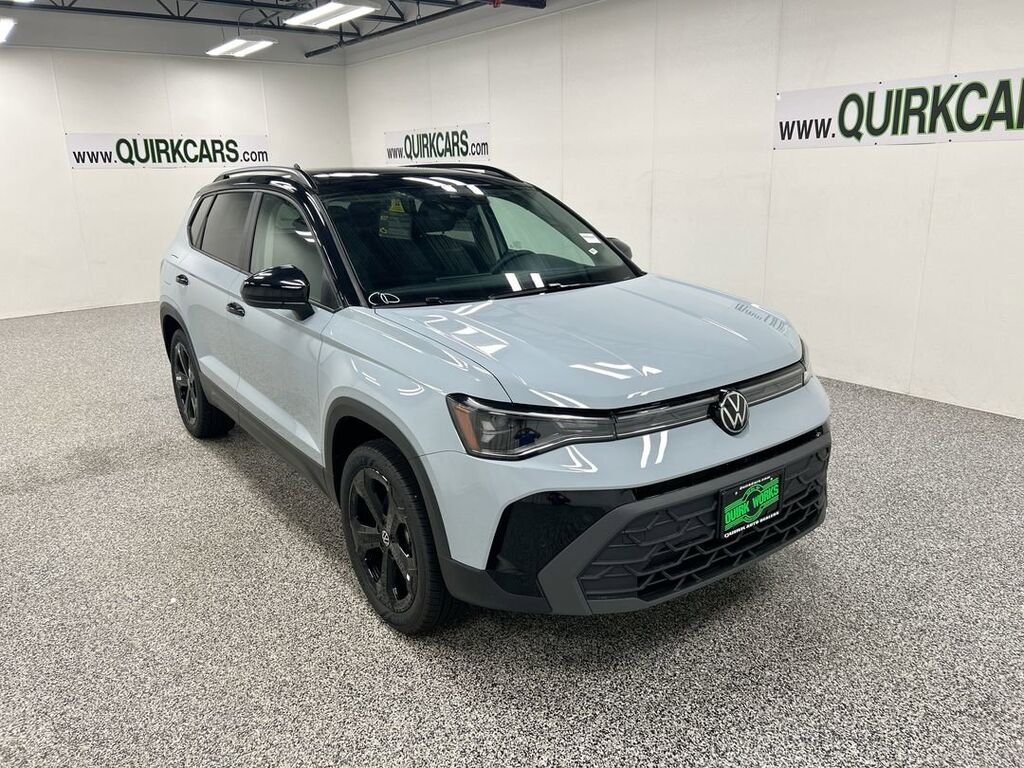 2025 Volkswagen Taos SE Black Oshkosh WI
