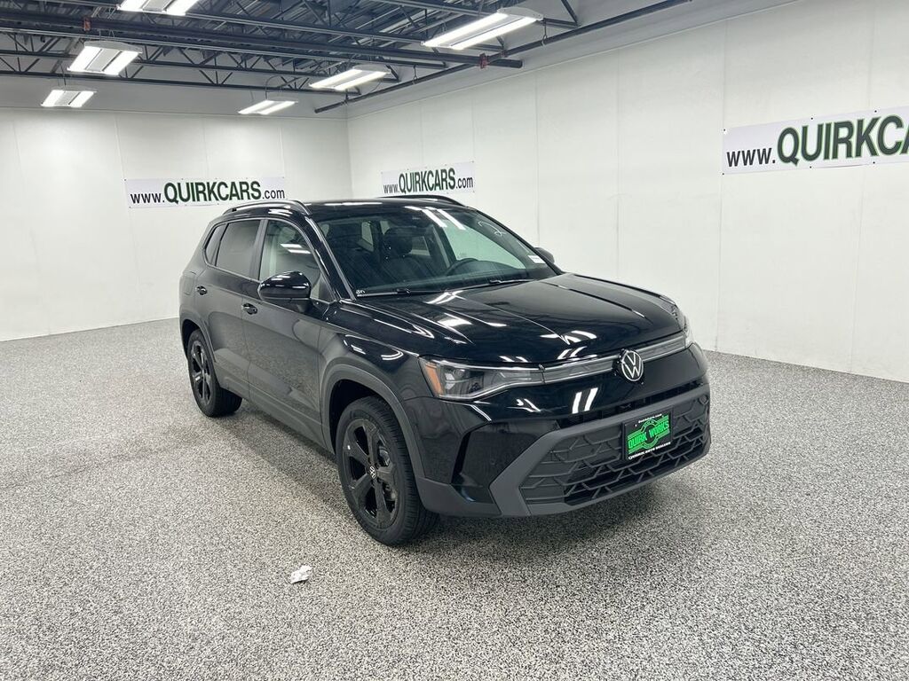 2025 Volkswagen Taos SE Black Oshkosh WI