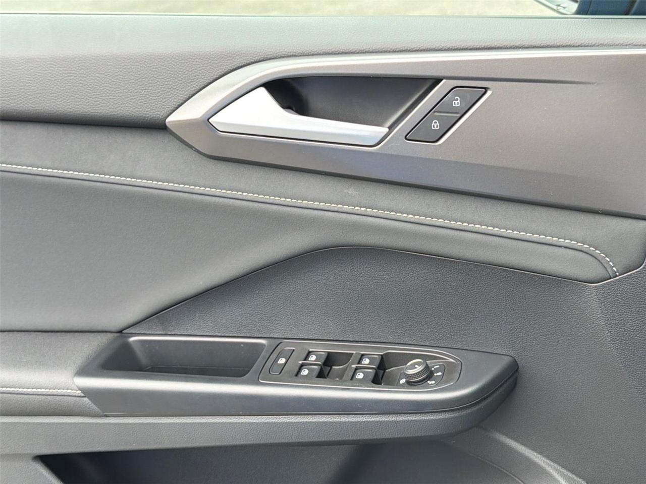 2025 Volkswagen Taos SE Black Hagerstown MD