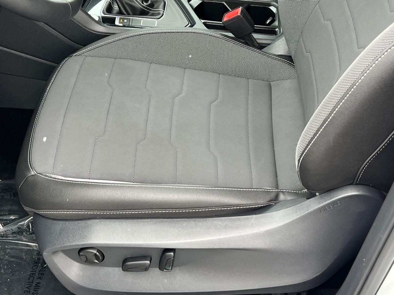 2025 Volkswagen Taos SE Black Hagerstown MD