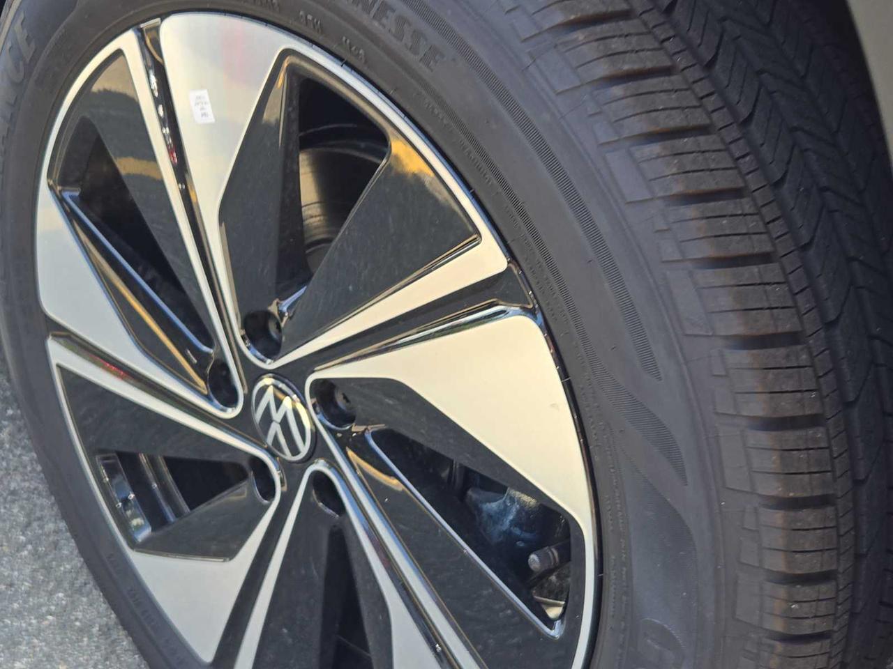 2025 Volkswagen Taos SE Wellesley MA