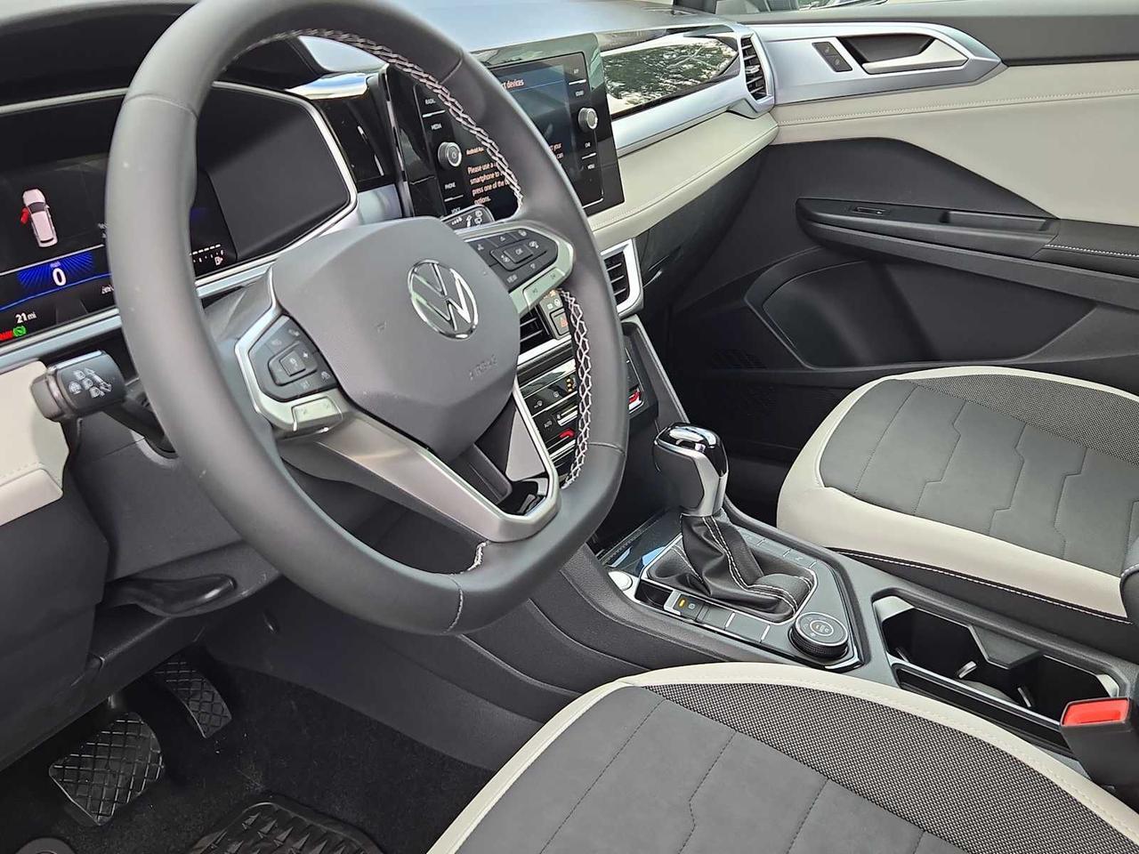 2025 Volkswagen Taos SE Wellesley MA