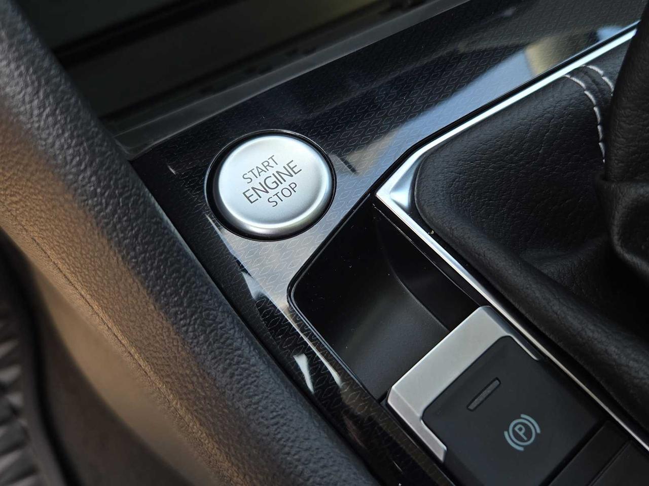 2025 Volkswagen Taos SE Wellesley MA