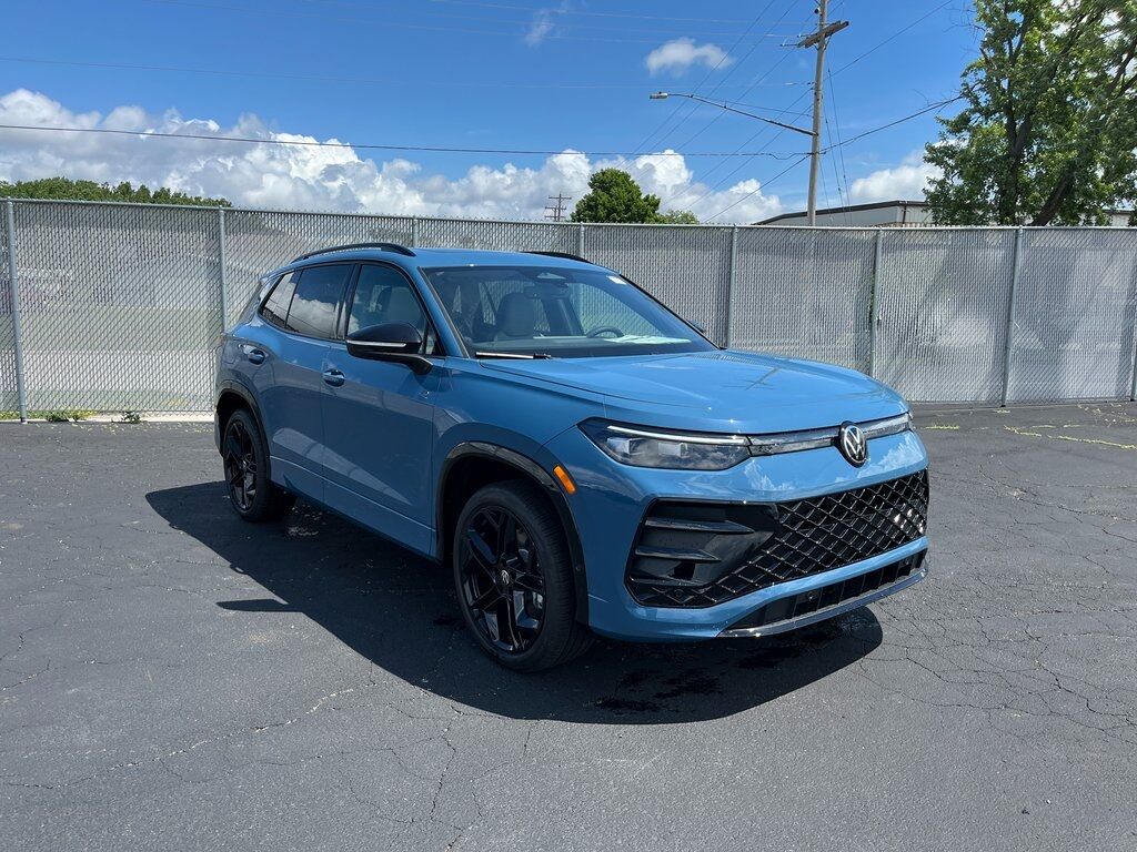 2025 Volkswagen Tiguan 2.0T SE R-Line Black Green Bay WI