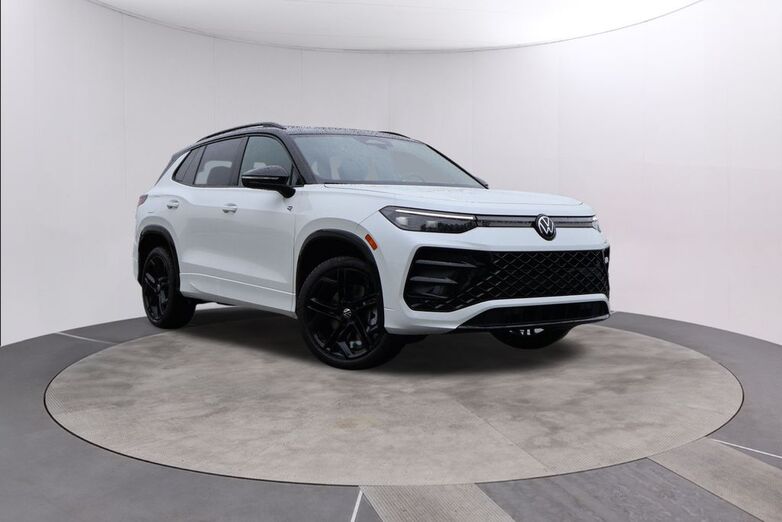 2025 Volkswagen Tiguan 2.0T SE R-Line Black Oshkosh WI