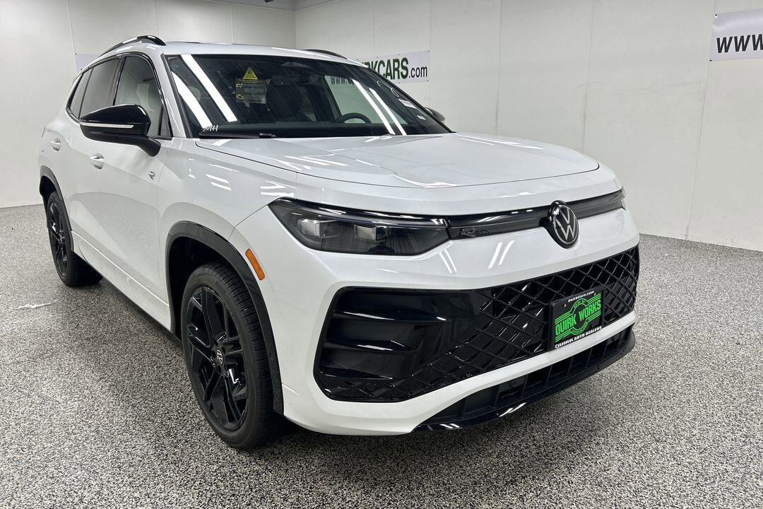 2025 Volkswagen Tiguan SE R-Line Black Oshkosh WI