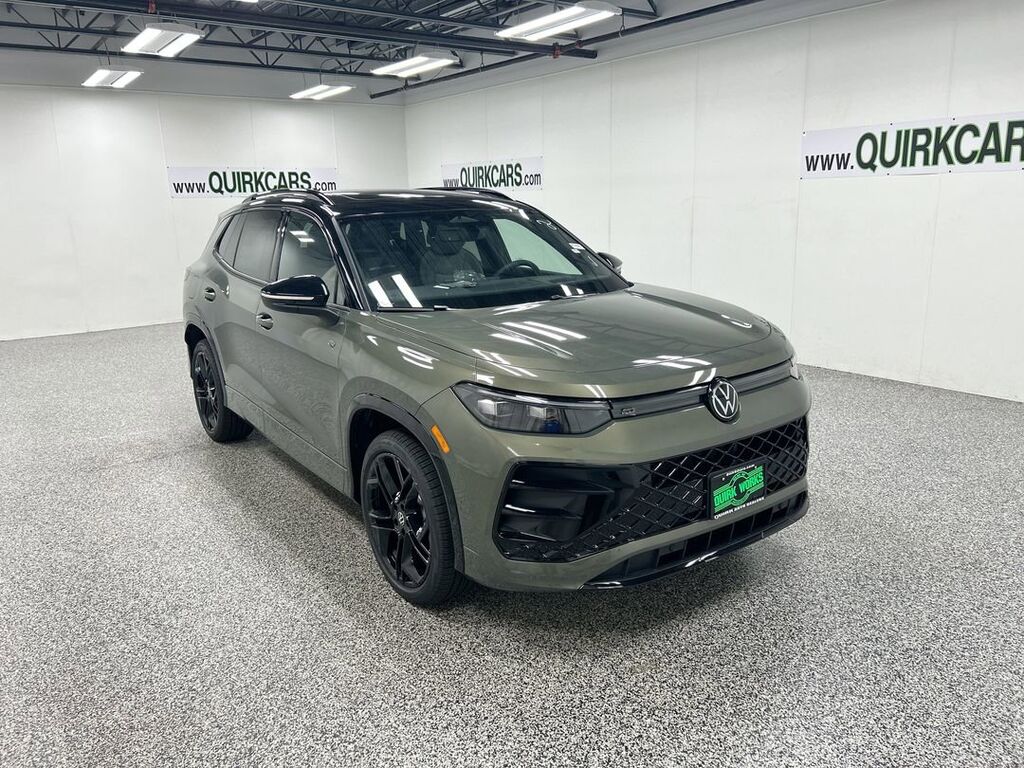2025 Volkswagen Tiguan SE R-Line Black Oshkosh WI