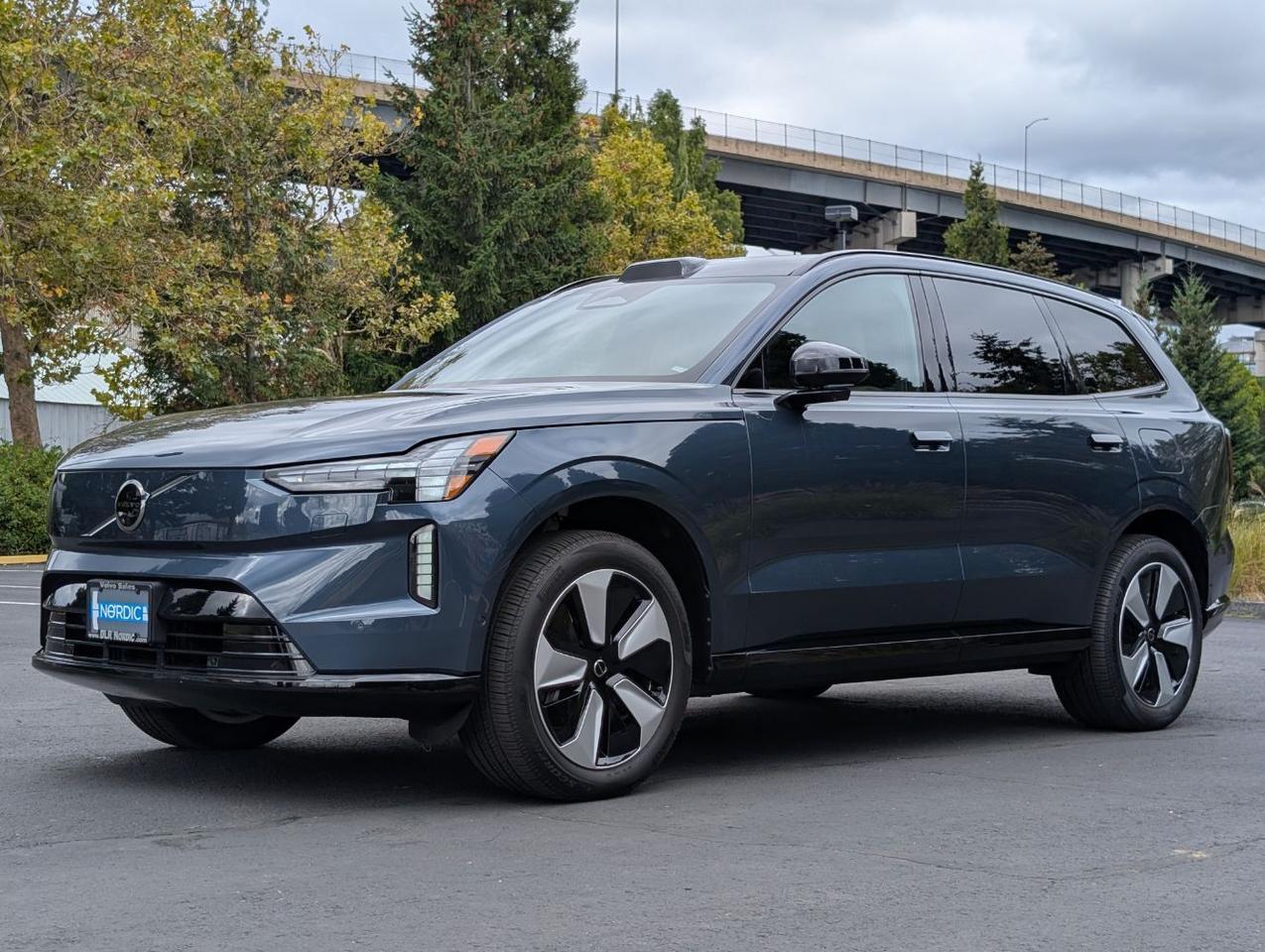 2025 Volvo EX90 Twin Motor PLUS | 402hp, 308mi EV, Bose Audio, 6-Pass, Pilot Assist, Head Up Display & Tow Hitch Portland OR