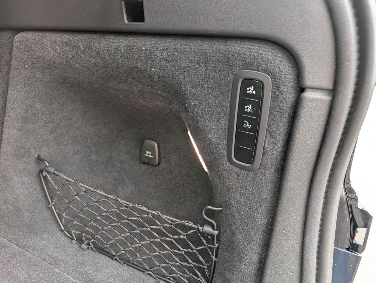 2025 Volvo EX90 Twin Motor PLUS | 402hp, 308mi EV, Bose Audio, 6-Pass, Pilot Assist, Head Up Display & Tow Hitch Portland OR