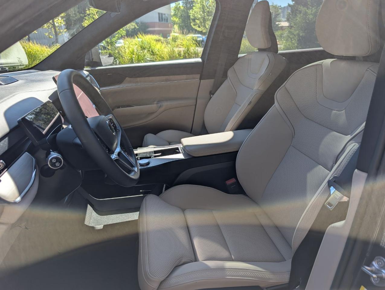 2025 Volvo EX90 Twin Motor ULTRA | 310mi EV, Bose Premium Audio, 7-Pass, Pilot Assist, Heated-Cooled & Massage Seats Portland OR
