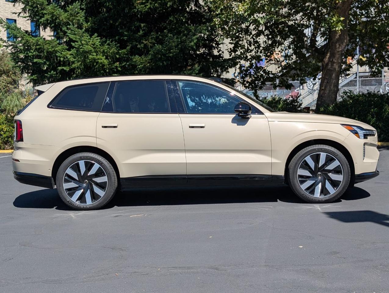 2025 Volvo EX90 Twin Motor ULTRA | 510hp, 310 Range, Bose Premium Audio, 6-Pass Center Walk, Cooled & Massage Seats Portland OR