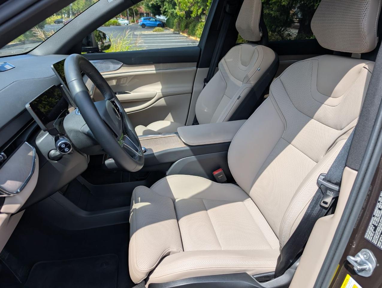 2025 Volvo EX90 Twin Motor ULTRA | 510hp, 310 Range, Bowers & Wilkins, 6-Pass Center Walk, Cooled & Massage Seats Portland OR