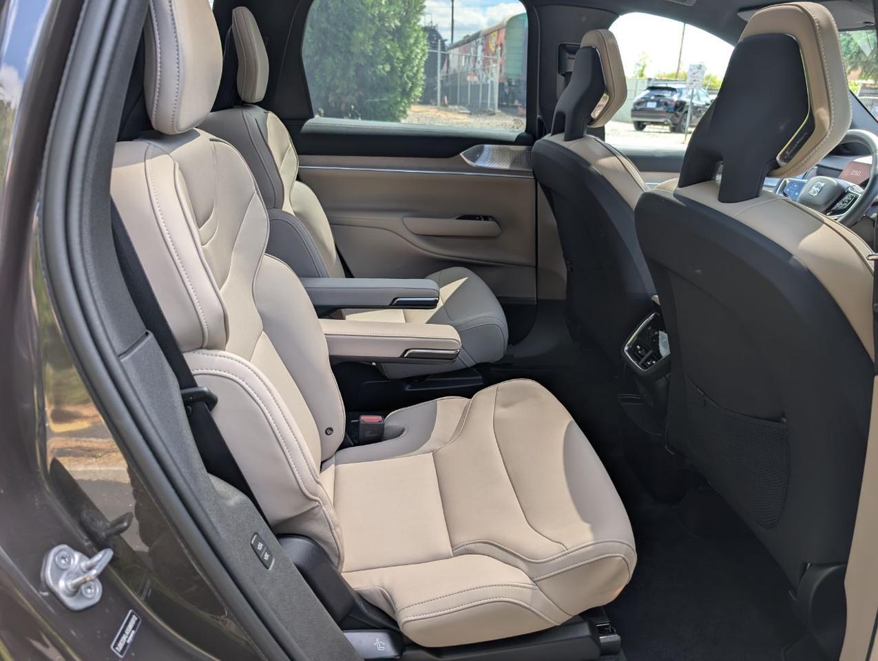 2025 Volvo EX90 Twin Motor ULTRA | 510hp, 310 Range, Bowers & Wilkins, 6-Pass Center Walk, Cooled & Massage Seats Portland OR