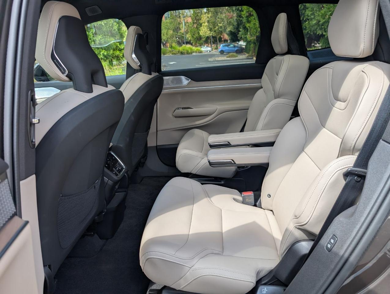2025 Volvo EX90 Twin Motor ULTRA | 510hp, 310 Range, Bowers & Wilkins, 6-Pass Center Walk, Cooled & Massage Seats Portland OR