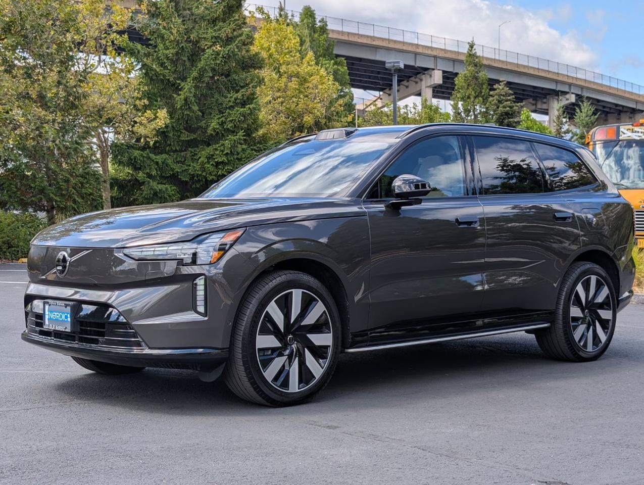 2025 Volvo EX90 Twin Motor ULTRA | 510hp, 310 Range, Bowers & Wilkins, 6-Pass Center Walk, Cooled & Massage Seats Portland OR