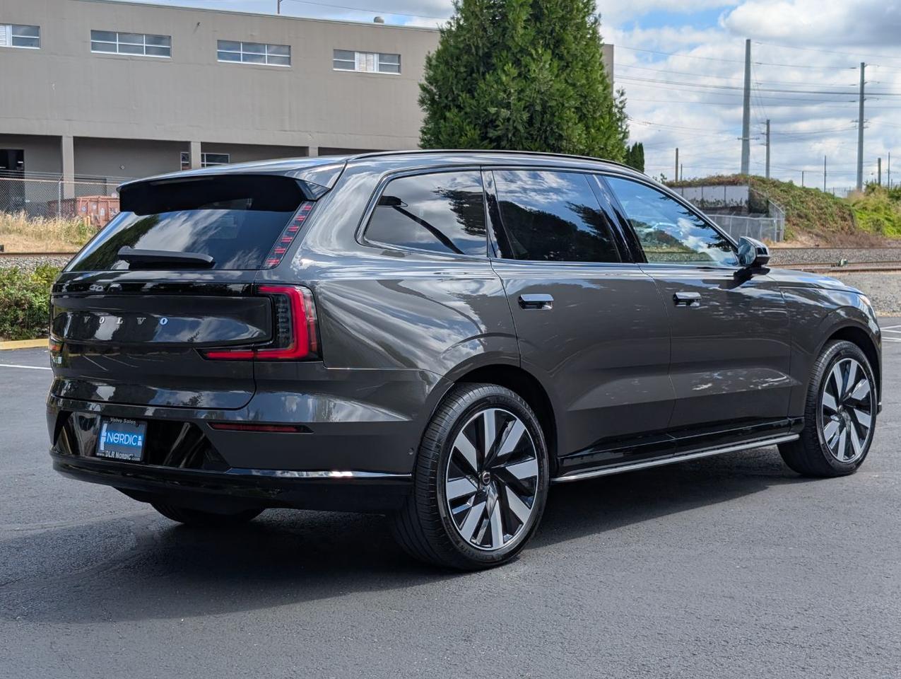2025 Volvo EX90 Twin Motor ULTRA | 510hp, 310 Range, Bowers & Wilkins, 6-Pass Center Walk, Cooled & Massage Seats Portland OR