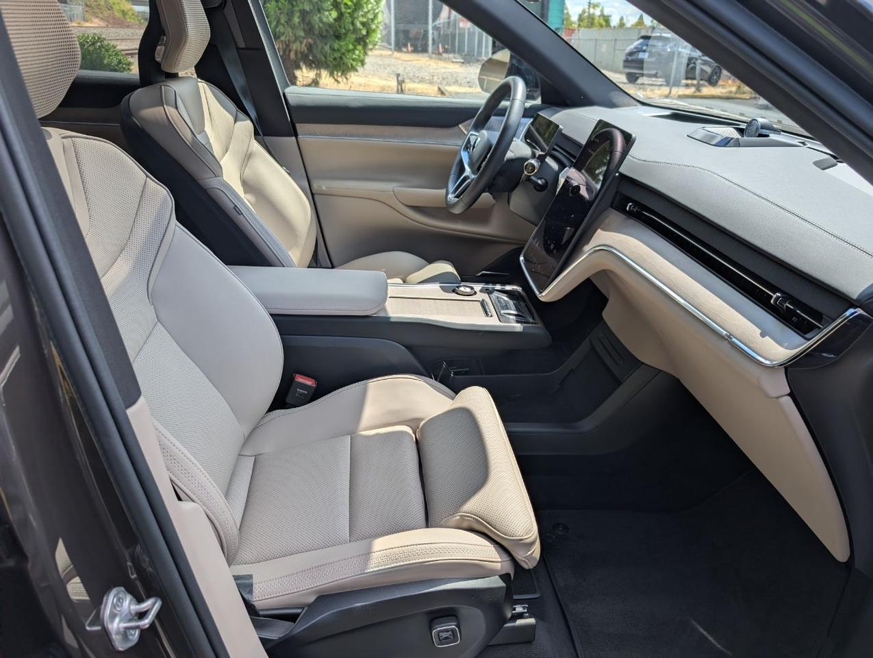 2025 Volvo EX90 Twin Motor ULTRA | 510hp, 310 Range, Bowers & Wilkins, 6-Pass Center Walk, Cooled & Massage Seats Portland OR