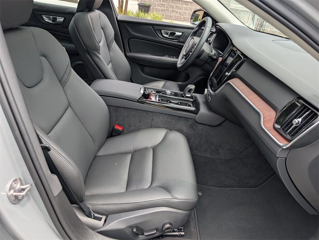 2025 Volvo S60 T8 PLUS