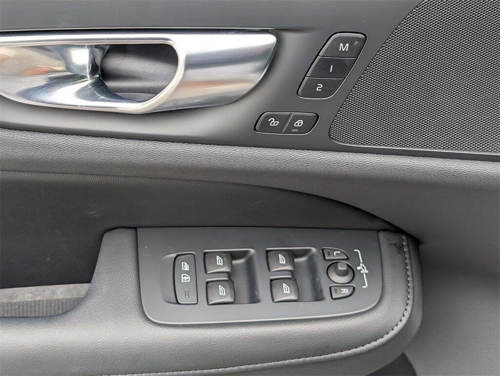 2025 Volvo S60 T8 PLUS