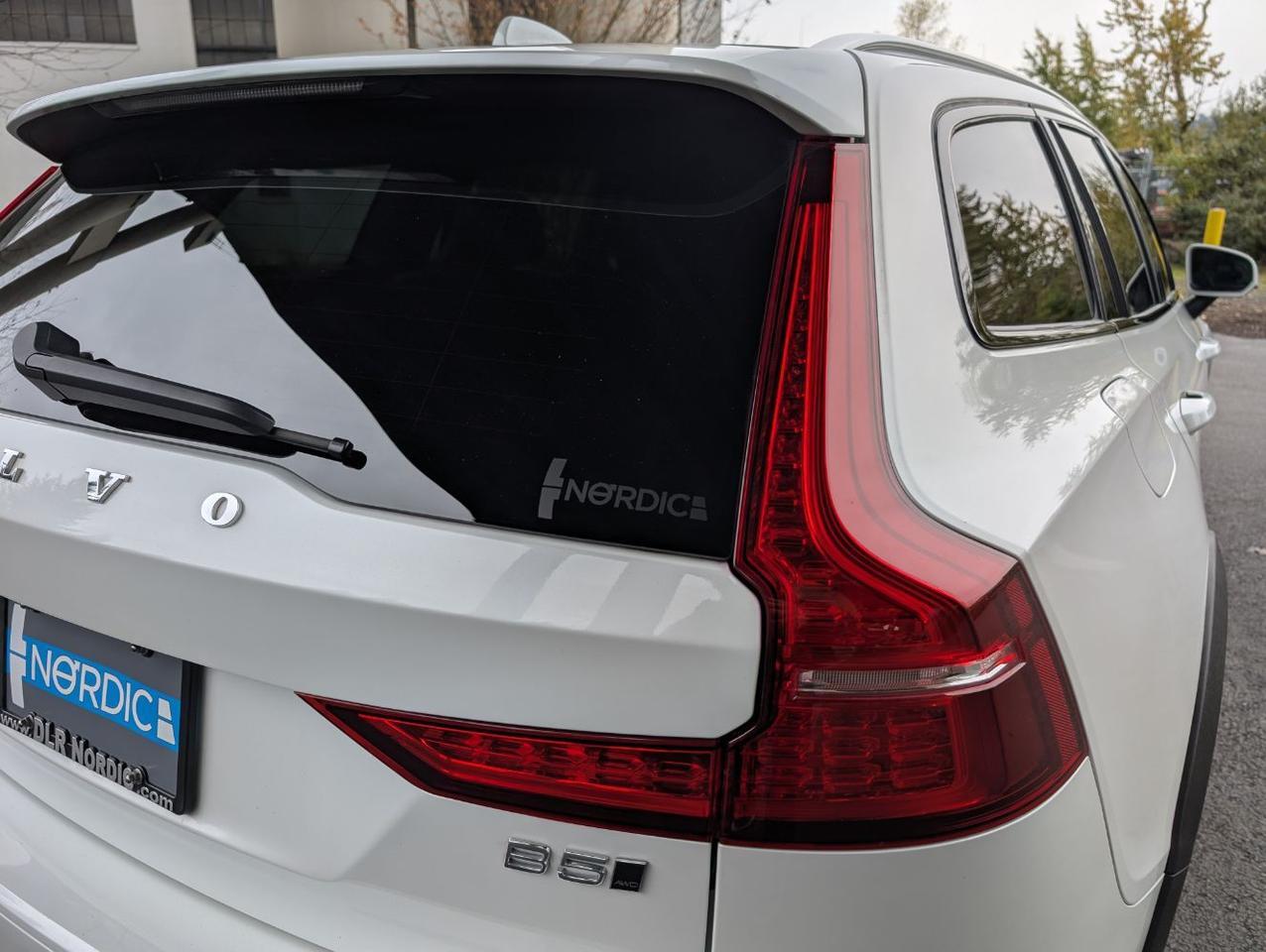 2025 Volvo V60 Cross Country B5 AWD Hybrid PLUS w/High Performance Sound * Portland OR