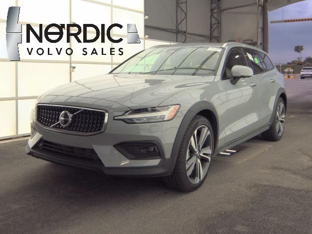 2025 Volvo V60 Cross Country B5 AWD Hybrid PLUS w/High Performance Sound, Climate *