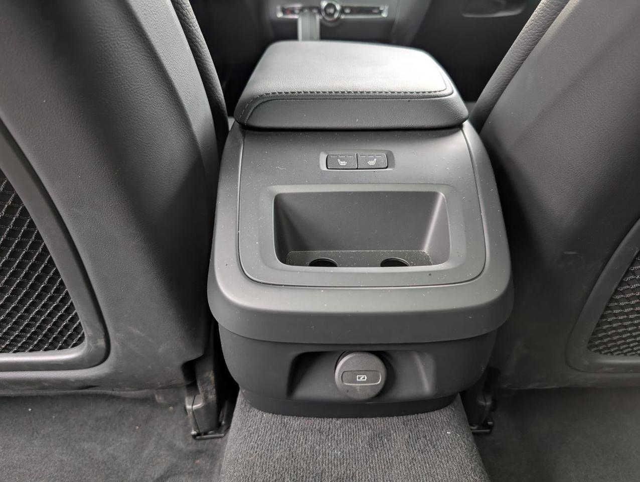 2025 Volvo V60 Cross Country B5 AWD Hybrid PLUS w/High Performance Sound, Climate* Portland OR