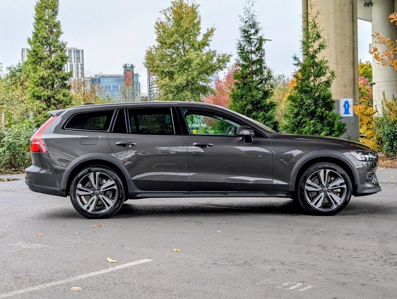2025 Volvo V60 Cross Country B5 AWD Hybrid PLUS w/High Performance Sound, Climate* Portland OR