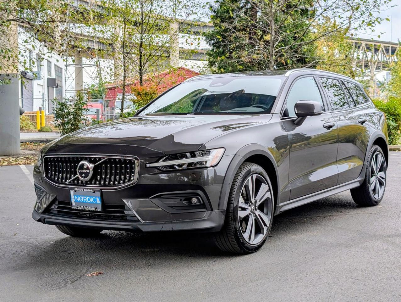 2025 Volvo V60 Cross Country B5 AWD Hybrid PLUS w/High Performance Sound, Climate* Portland OR