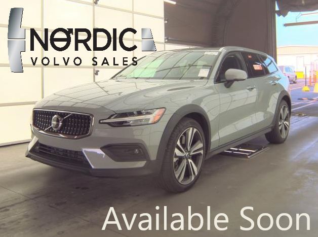 2025 Volvo V60 Cross Country B5 AWD Hybrid PLUS w/High Performance Sound, Pilot Assist, 360 Cam, 4 Heated Seats & Wheel