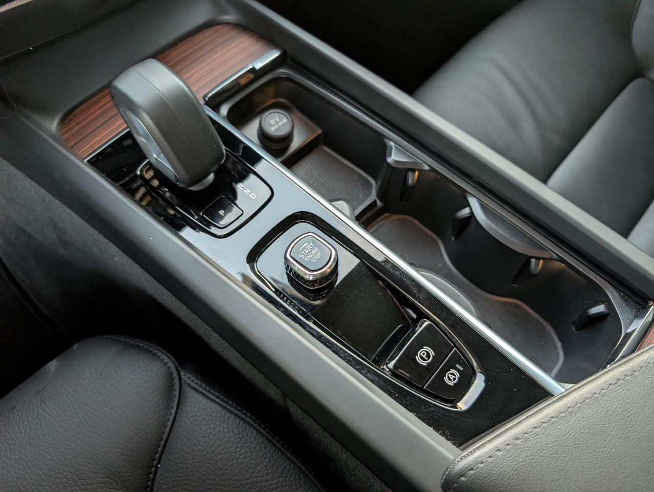 2025 Volvo V60 Cross Country B5 AWD Hybrid PLUS w/High Performance Sound, Pilot Assist, 360 Cam, 4 Heated Seats & Wheel Portland OR