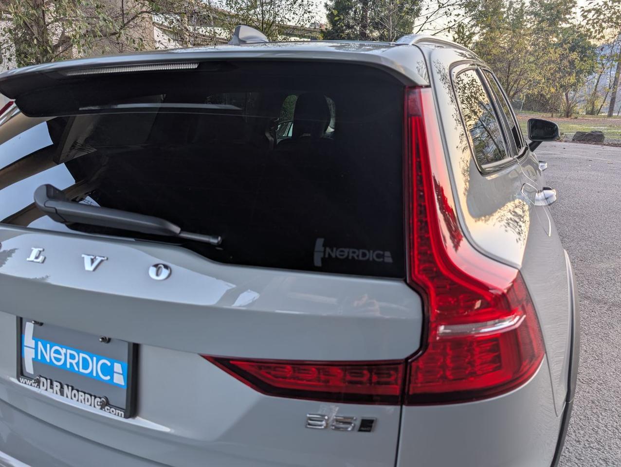 2025 Volvo V60 Cross Country B5 AWD Hybrid PLUS w/High Performance Sound, Pilot Assist, 360 Cam, 4 Heated Seats & Wheel Portland OR