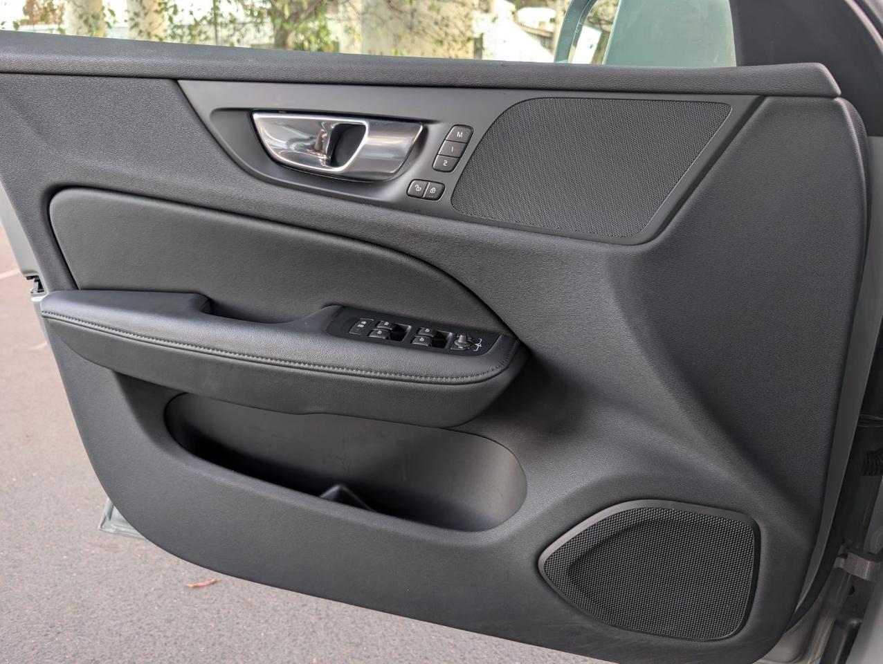 2025 Volvo V60 Cross Country B5 AWD Hybrid PLUS w/High Performance Sound, Pilot Assist, 360 Cam, 4 Heated Seats & Wheel Portland OR