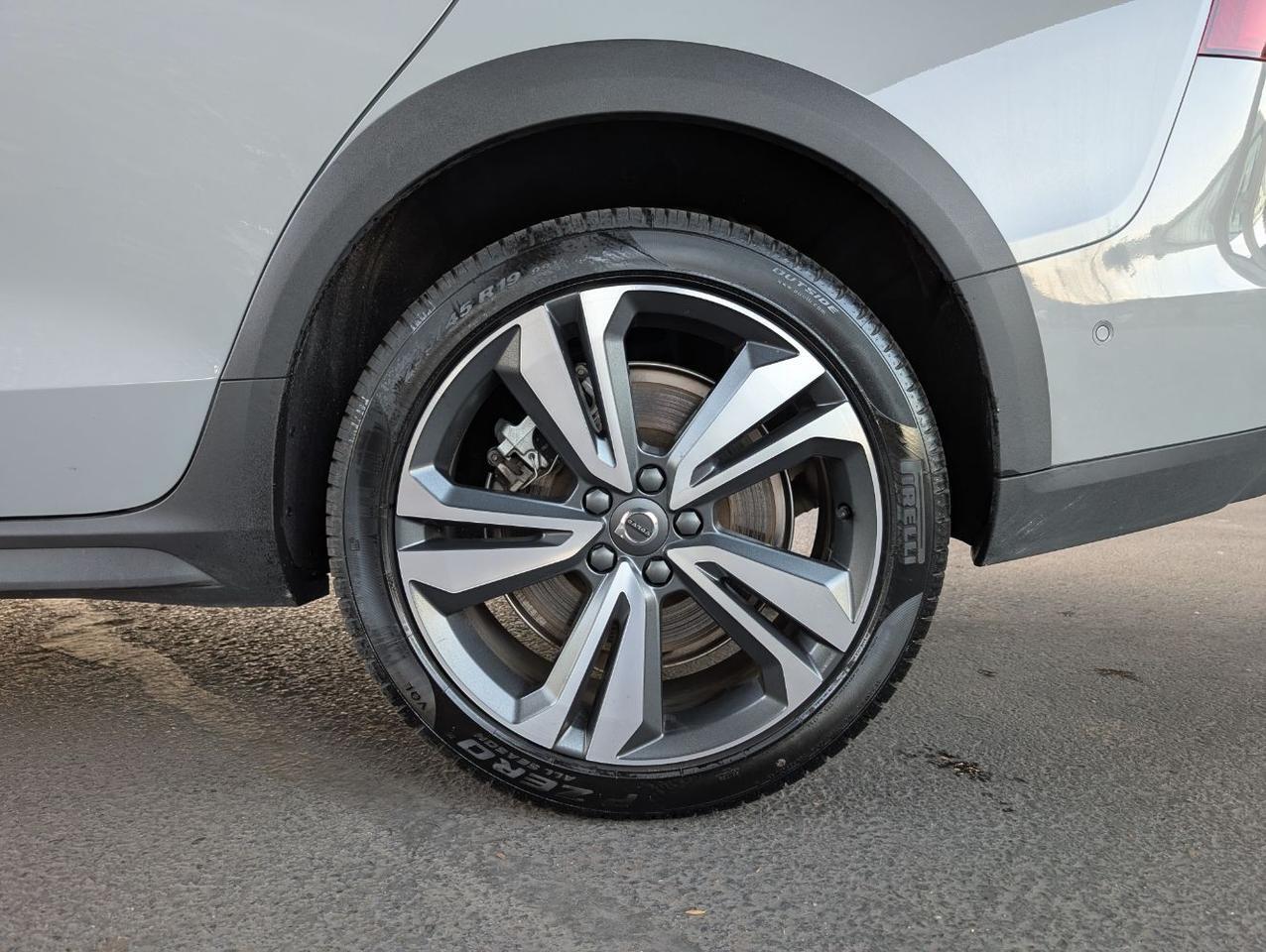 2025 Volvo V60 Cross Country B5 AWD Hybrid PLUS w/High Performance Sound, Pilot Assist, 360 Cam, 4 Heated Seats & Wheel Portland OR