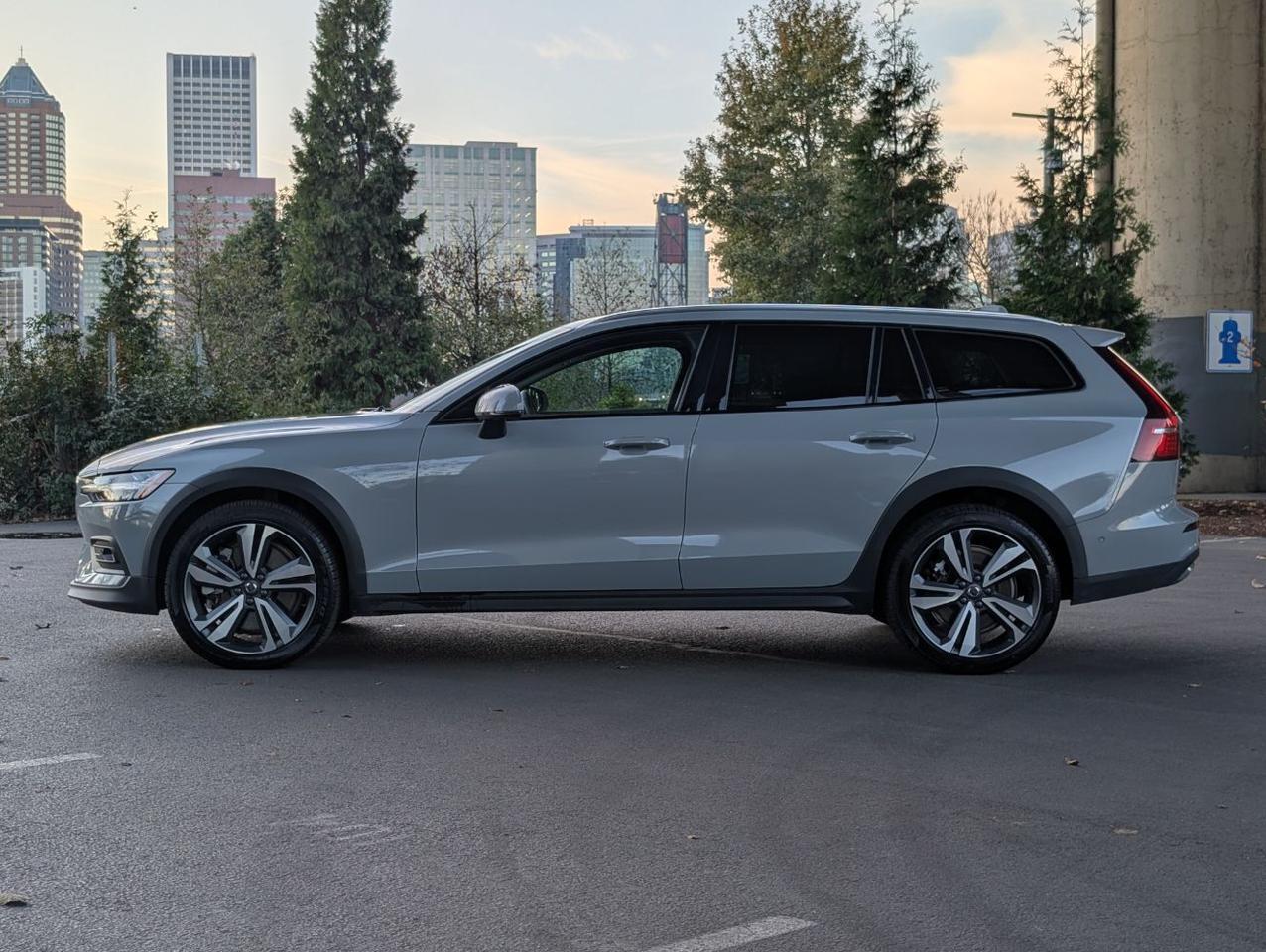 2025 Volvo V60 Cross Country B5 AWD Hybrid PLUS w/High Performance Sound, Pilot Assist, 360 Cam, 4 Heated Seats & Wheel Portland OR