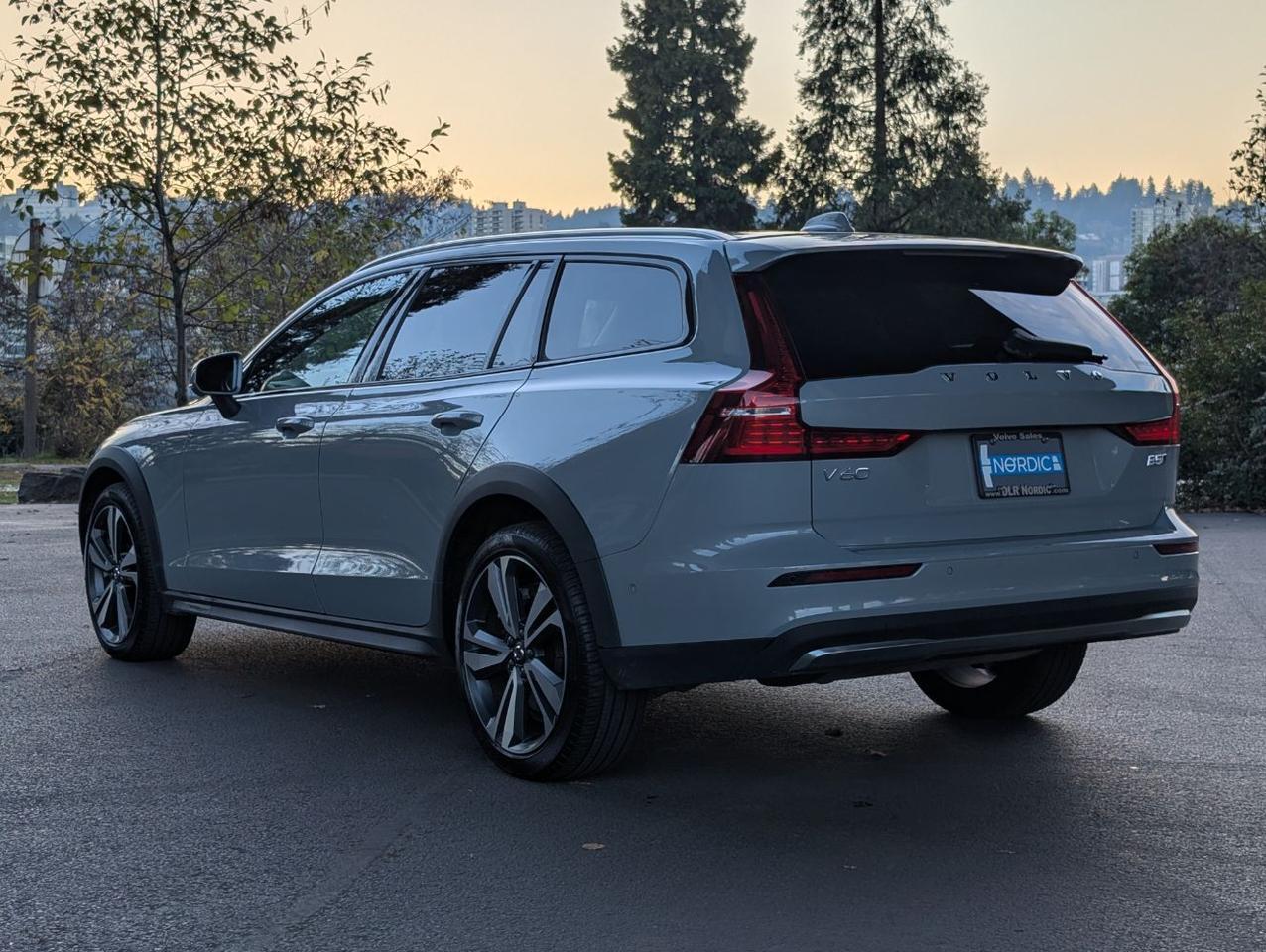 2025 Volvo V60 Cross Country B5 AWD Hybrid PLUS w/High Performance Sound, Pilot Assist, 360 Cam, 4 Heated Seats & Wheel Portland OR