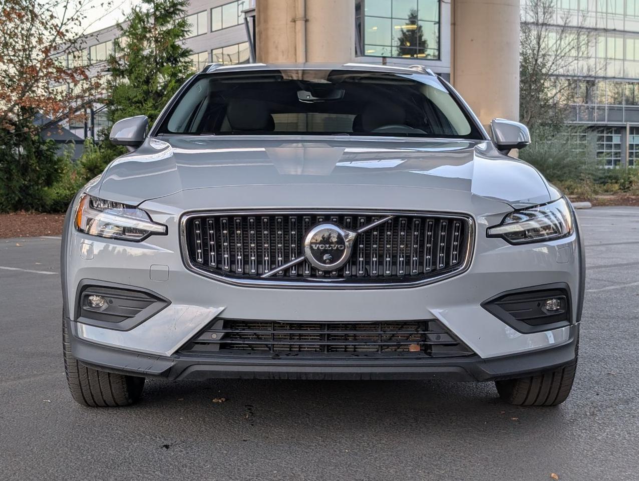 2025 Volvo V60 Cross Country B5 AWD Hybrid PLUS w/High Performance Sound, Pilot Assist, 360 Cam, 4 Heated Seats & Wheel Portland OR